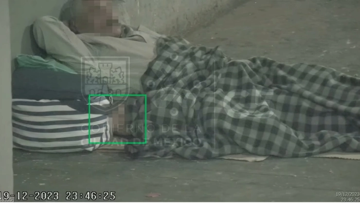 Video-hombre-en-situación-de-calle-rescata-y-arropa-a-niño-perdido-en-la-central-de-abasto-de-la-CDMX