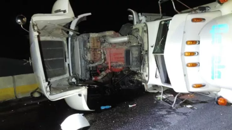 FOTOS: Así fue cómo quedó un tráiler tras una fuerte volcadura en la carretera 45 Sur en Aguascalientes el 9 de abril 