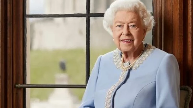 Aparece nube con silueta de la reina Isabel II en Reino Unido