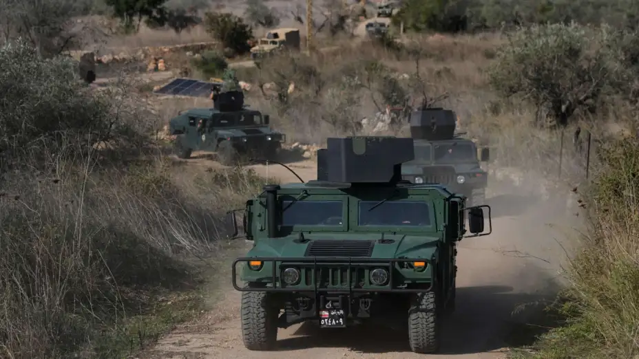 Vehículos militares libaneses en la frontera con Israel.
