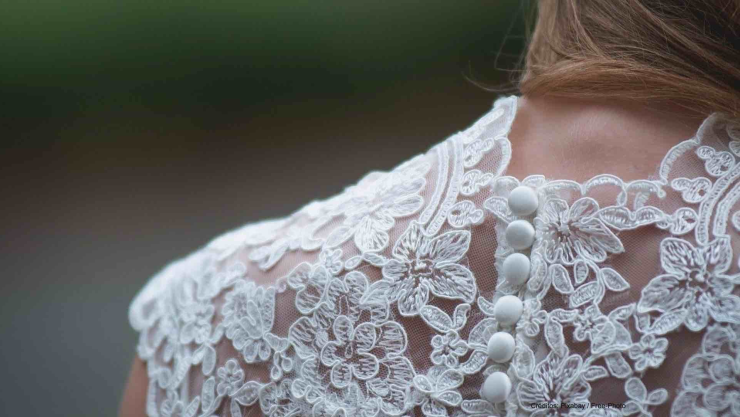 novia arrastrada mar sesión fotos.jpg