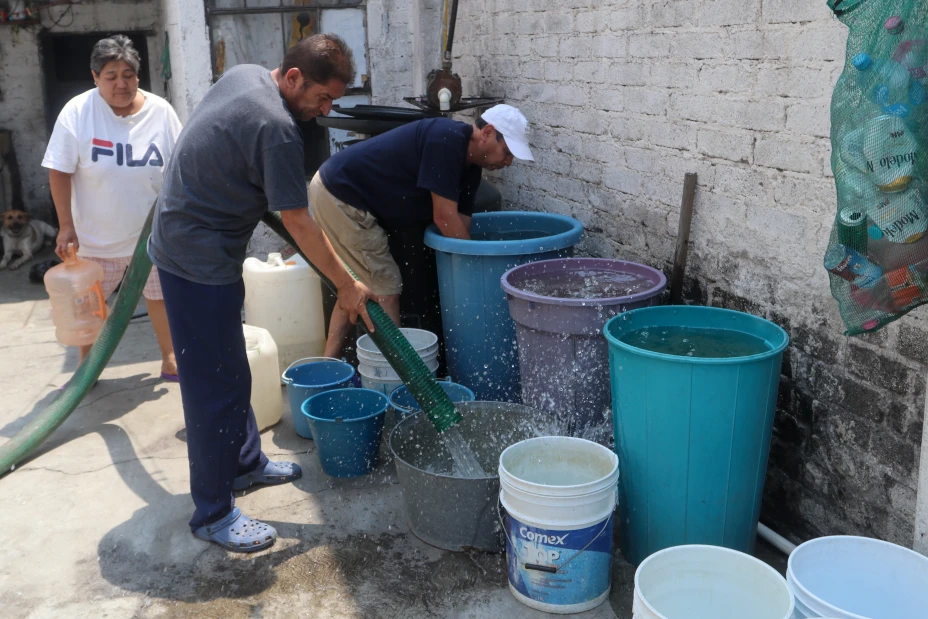 Pipas de agua de la alcaldía Iztapalapa continúan realizando el servicio a domicilio en diferentes colonias por el desabasto del líquido