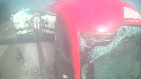 Filtran video del momento exacto del choque y explosión en autopista Córdoba–Veracruz; ¿Qué se sabe sobre los heridos? En la imagen se observa cómo ocurrió el grabe percance entre un tráiler y un ADO.