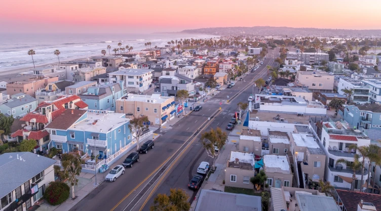 una vista de las viviendas de San Diego en un hermoso atardecer.