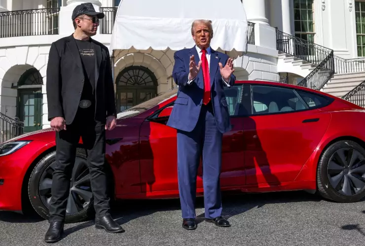 Acusados de terrorismo doméstico tras atacar concesionarios y estaciones de carga de Tesla en Oregon, Colorado y Carolina del Sur