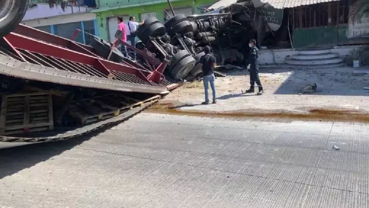 Tráiler de refrescos se vuelca en Chilpancingo y los vecinos se llevan el producto