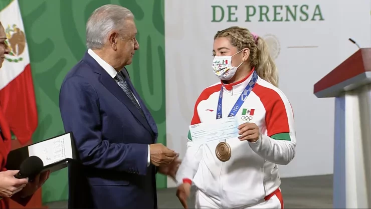 AMLO entrega apoyos a medallistas olímpicos de Tokio 2020