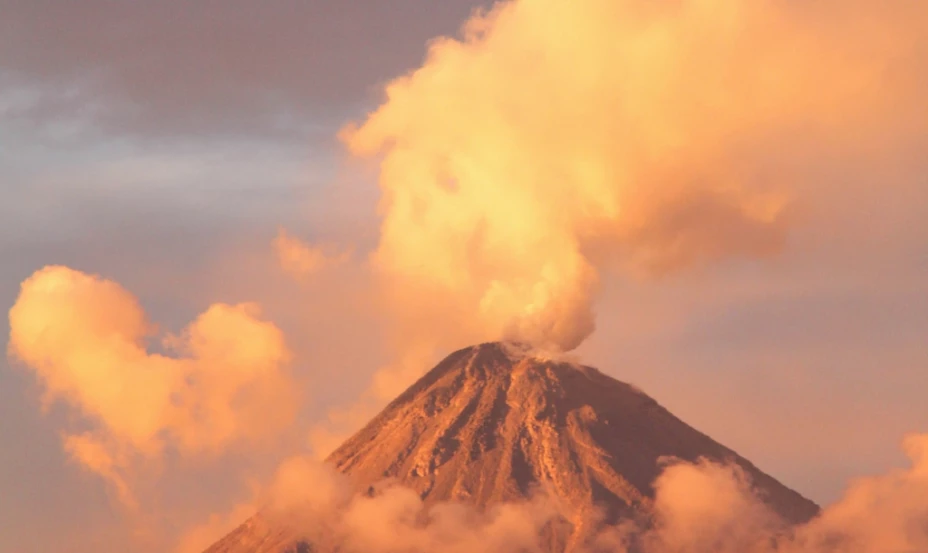 El Volcán de Fuego de Colima experimentó una intensa actividad este sábado y domingo, con expulsión de fragmentos incandescentes.