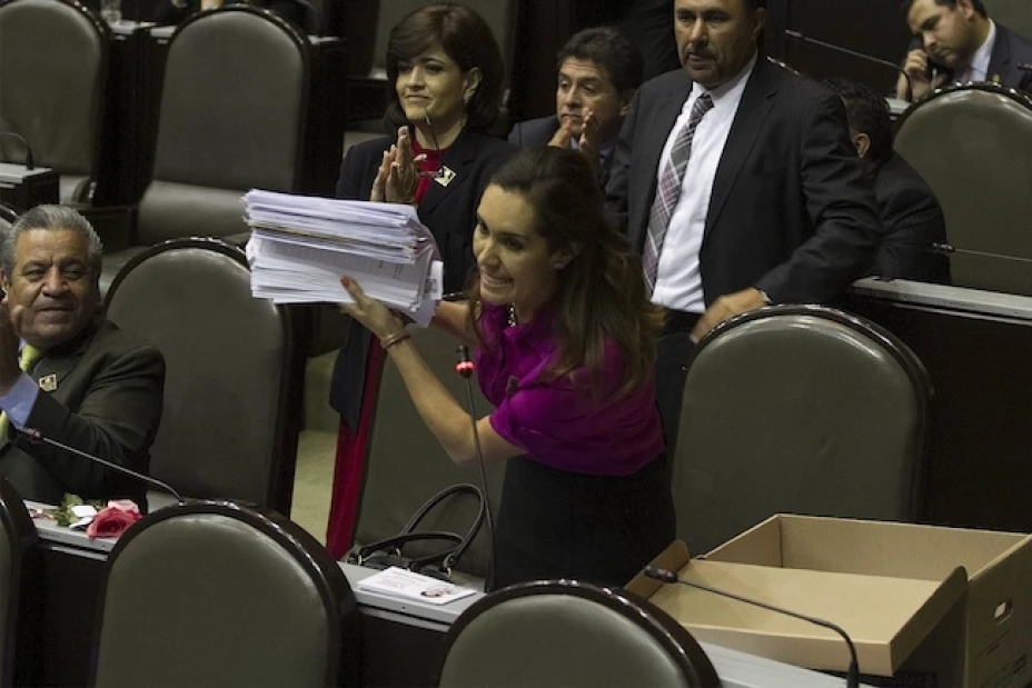 La diputada del PAN, Rocío Reza entregó 23 mil firmas de en contra el IVA, en la frontera, durante la discusión de la miscelánea fiscal