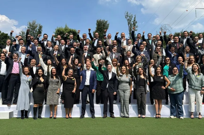 130 colaboradores de TV Azteca recibiendo el galardón “Vida y Movimiento”.