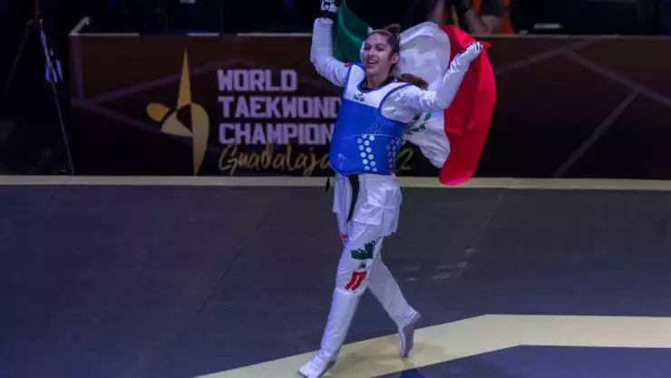 Leslie Soltero festejando triunfo