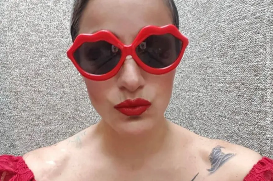 Lola Cortes lentes rojos.jpg