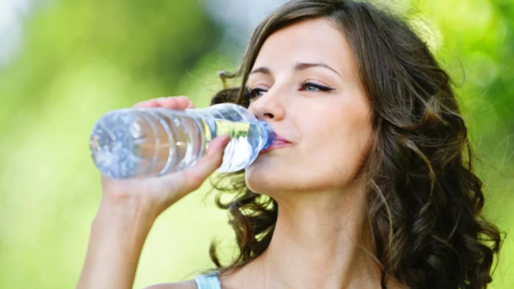 Agua embotellada nanoplásticos