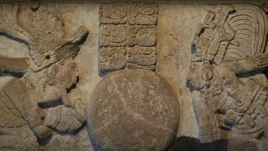 Gobernantes mayas convertidos en bolas de hule para Juego de Pelota