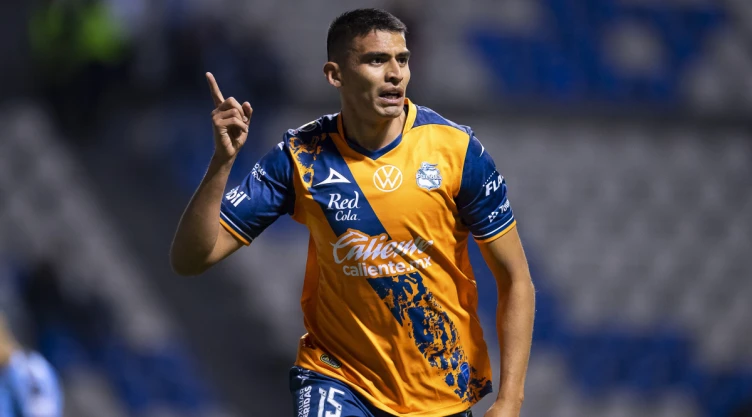Guillermo Martínez celebra gol del Puebla