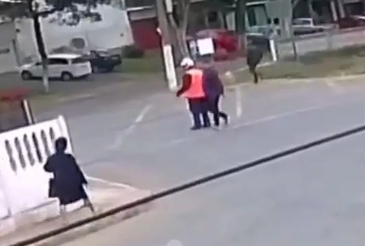 De distracción fatal a viral: El segundo en que una mujer subestima la velocidad de un tren