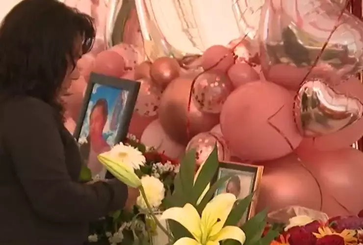 globos, flores y una foto de Norma Lizbeth