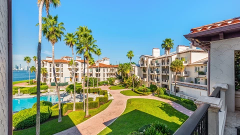 Ingreso a un condominio de Miami, Florida