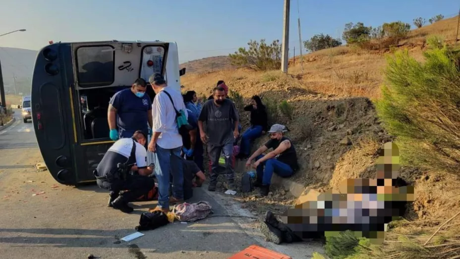 Una volcadura de camión de transporte de personal deja heridos en Tijuana.