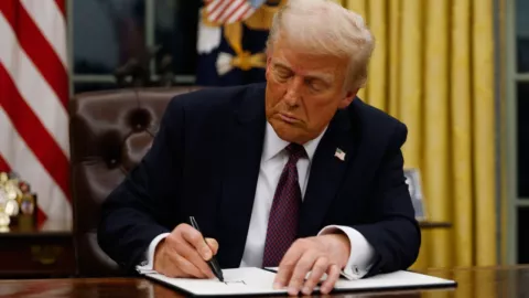 Donald Trump firma nueva orden contra extranjeros