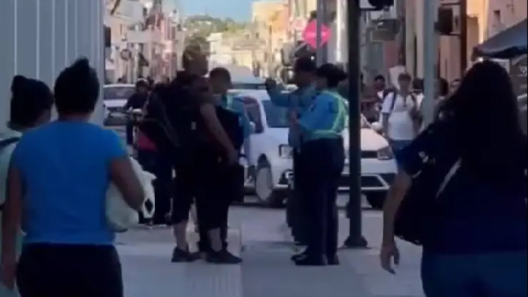 Graban agresión a un agente de tránsito en el Centro Histórico de Mérida; así fue el momento