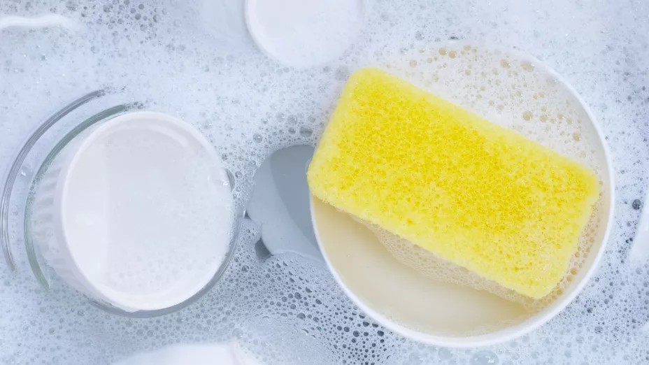 Este es el ingrediente en la jabonadura de trastes que aleja el mal olor