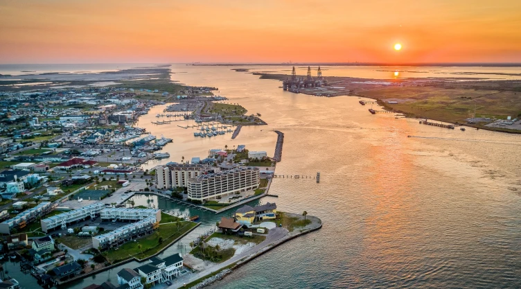 un atardecer soleado en Port Aransas, Texas.