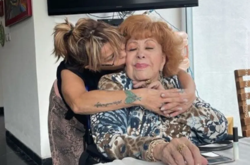 Alejandra Guzmán dándole un beso a Silvia Pinal..jpg