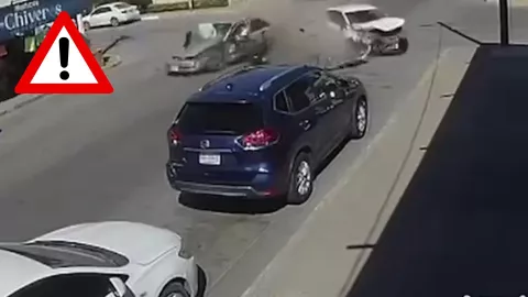 VIDEO FUERTE: Captan momento exacto en que una mujer sale volando de un carro durante un accidenten en Sinaloa  