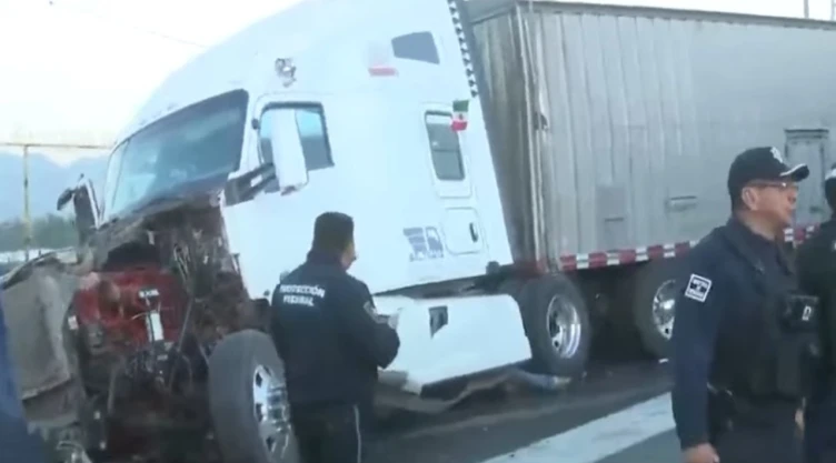 Tráiler-robado-provoca-persecución_-violento-accidente-y-caos-vial-en-caseta-de-Tepotzotlán-de-la-Mé.webp
