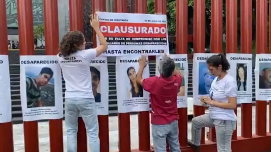 Cámara de Diputados clausurada simbólicamente por colectivos.