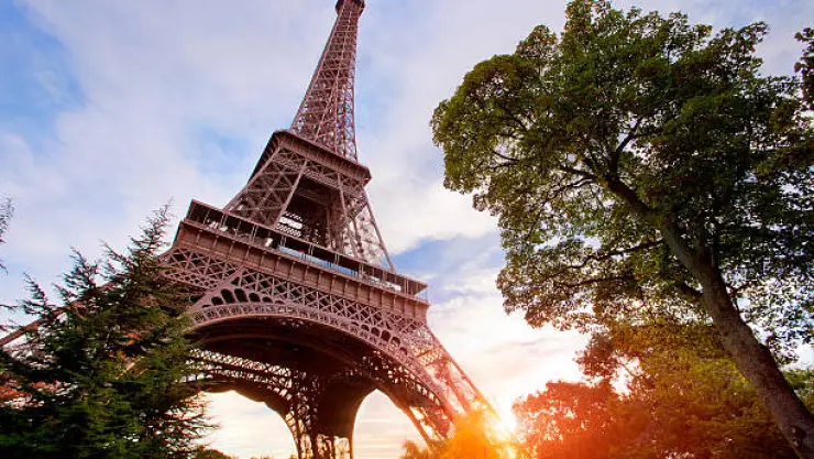 Hombre se lanza en paracaídas de la Torre Eiffel y es detenido