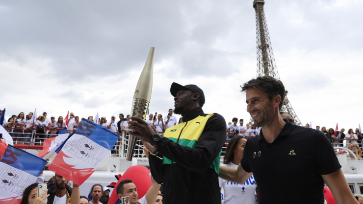 Usain Bolt con la antorcha ol&iacute;mpica Par&iacute;s 2024