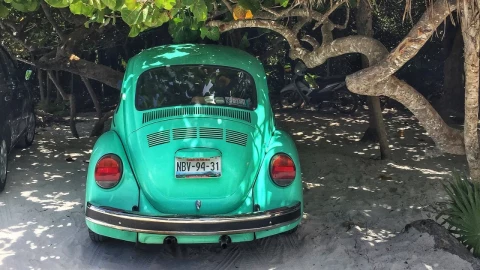 Imagen de automóvil Volkswagen con placas del Estado de México.