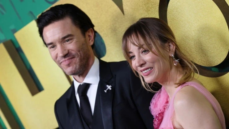 Kaley Cuoco se comprometió con Tom Pelphrey