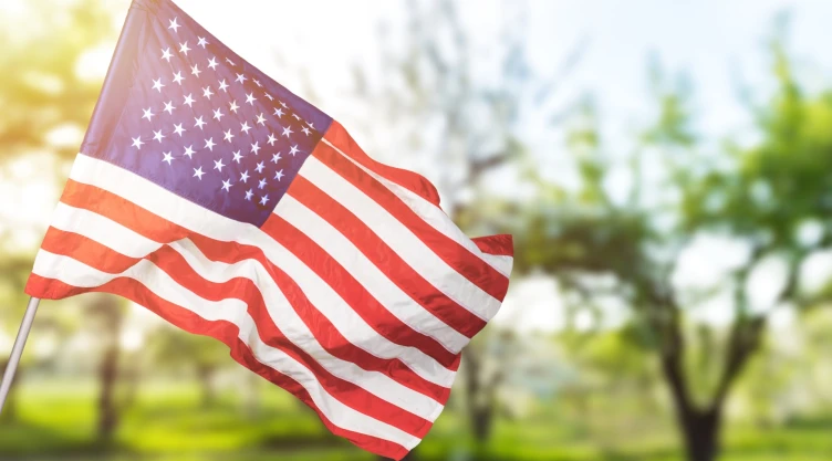Imagen de una bandera de Estados Unidos ondeándose.