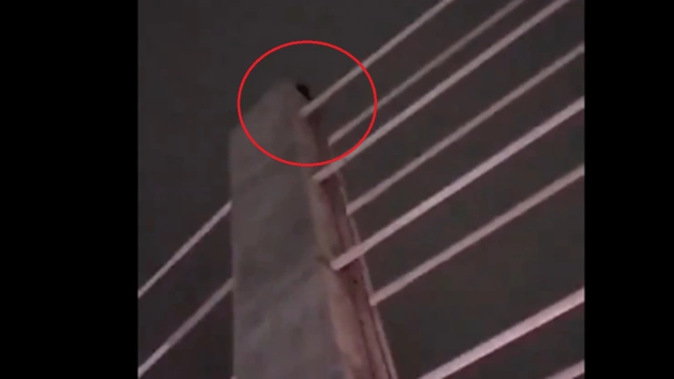 Persona amaga con lanzarse del puente de la Calzada Ignacio Zaragoza, Puebla; hay cierres