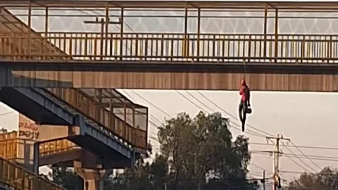 muñeco colgado puente Celaya-Comonfort