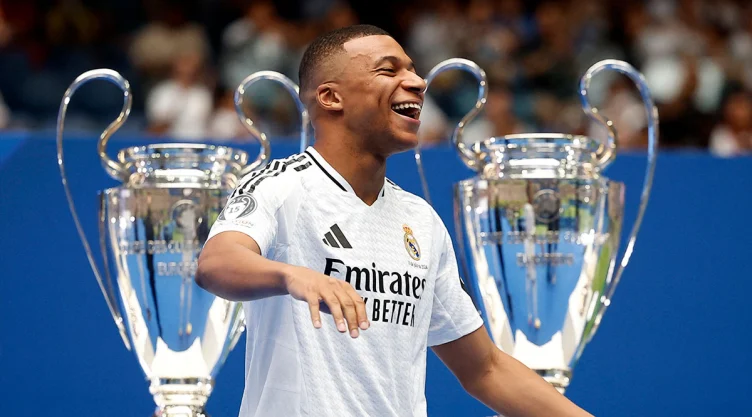 Mbappé con la camiseta del Real Madrid