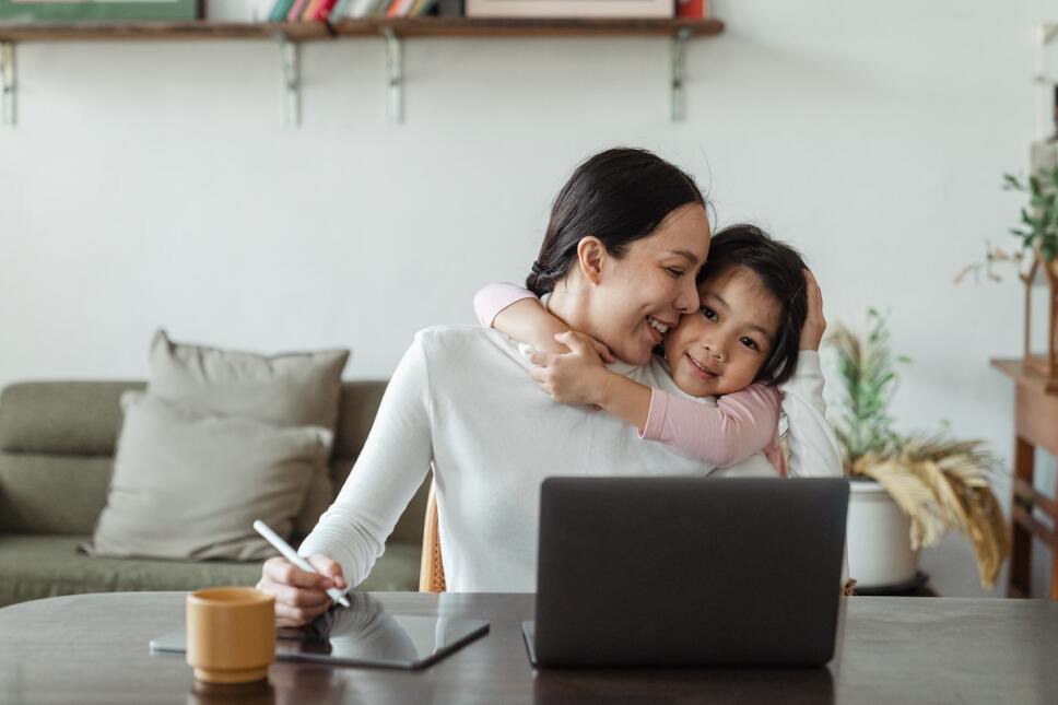 mama trabajadora con su hija