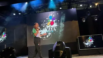 Jessica compartiendo con la juventud.jpg