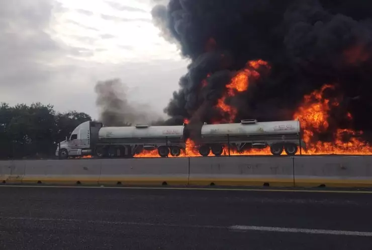 Explota pipa con combustible en la autopista Córdoba - Veracruz