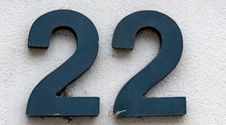 ¿Qué significa ver la hora espejo 2222 constantemente según la numerología evolutiva?