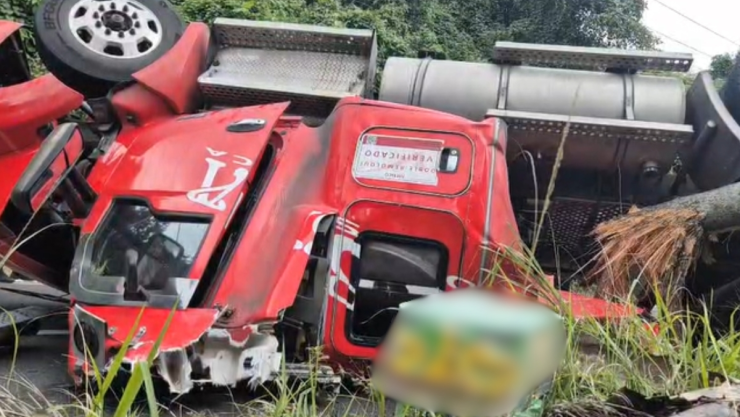 Tráiler vuelca en carretera de Veracruz