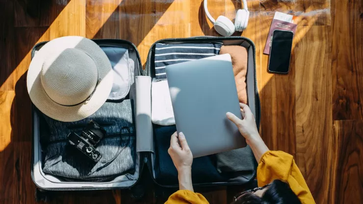 Dispositivos en un avión para la maleta documentada