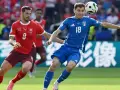 Nicolò Barella disputando el balón en contra de Suiza.jpg