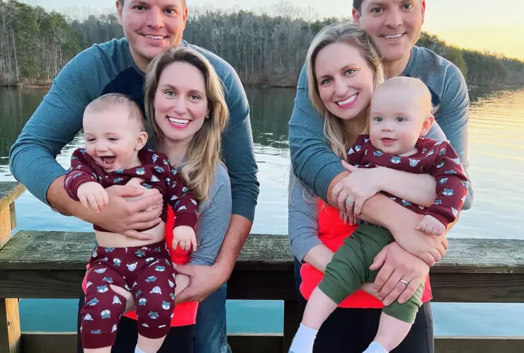 Gemelos se casan con gemelas y tienen hijos idénticos al mismo tiempo