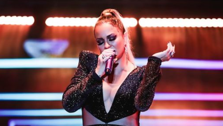 María José interrumpe concierto para dedicar canción por llamada