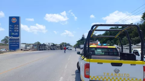 Reportan volcadura de góndola en la avenida Huayacán hoy jueves Santo.jpg