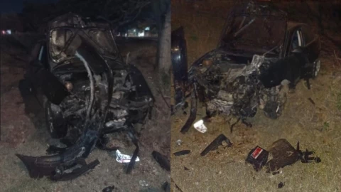 Conductor se pasa de copas y DESTRUYE su auto al CHOCAR contra un árbol en el Periférico de Mérida